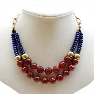 Collier artisanal en résine perlée, rouge, bleu, doré, design rond, élégant et tendance, bijou fantaisie pour femme, pièce maîtresse pour soirée - Product Image 1