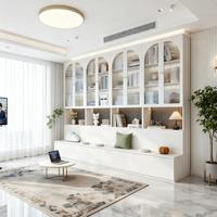 Mueble de Pared para Sala de Estar de Lujo, Estilo Cream, con Vitrina de Vidrio Estriado Arqueado, Almacenamiento Integrado y Banco