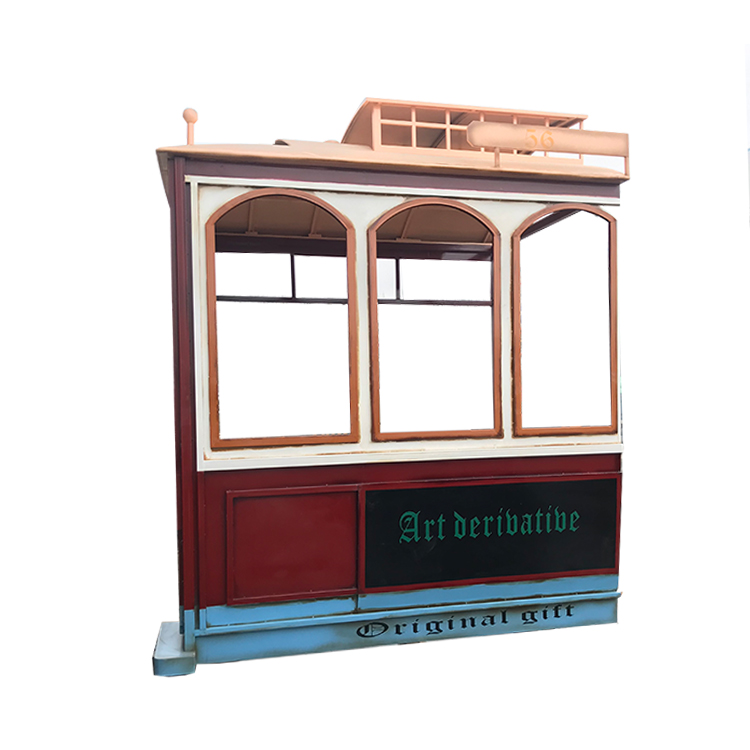 Уличная деревянная скамейка с павильоном для защиты от дождя и автобусов