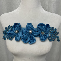 Applique de corsage en satin ornée de fleurs et de strass