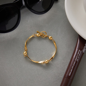 Pulsera Geométrica de Acero Inoxidable Dorado con Diseño de Onda Curva y Cierre OT, Joyería Unisex - Product Image 4