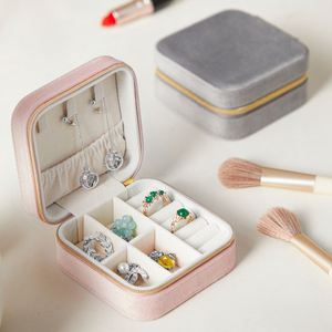 Caja de terciopelo cuadrada para joyas, mini organizador portátil de viaje para mujer con cremallera para anillos y pendientes - Product Image 3