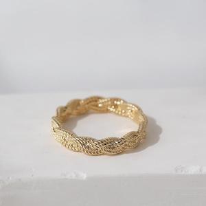Bague torsadée tricotée intemporelle inspirée de l’or 10 carats, chic français empilable dans un ton doré clair - Product Image 2