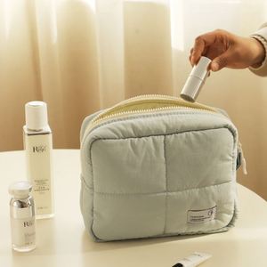 Sac de toilette de voyage élégant et imperméable avec fermeture éclair en velours, grande capacité pour ranger les articles de toilette - Product Image 4