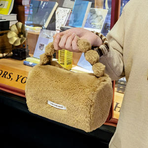 Pochette de Voyage Mignonne et Personnalisée en Tissu Velours Pelucheux et Moelleux, Trousse de Rangement à Maquillage et Cosmétiques Colorée pour Femmes - Product Image 3