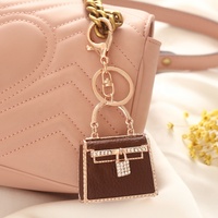 Accessoires de mode créatifs : porte-clés en cuir, pendentif de voiture en métal, petit cadeau