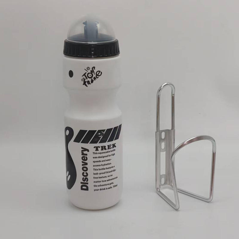 ที่วางขวดน้ำสีขาวและสีเงิน