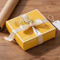 Boîte cadeau en carton jaune premium personnalisée avec ruban en satin blanc crème pour emballage de cadeau décoré de fleurs séchées