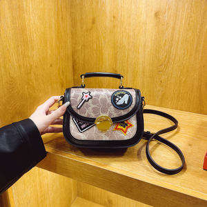 กระเป๋าสะพายข้างเล็ก Lady Cross-border Fashion พร้อมดีเทลตกแต่ง ลายพิมพ์เรโทร รุ่น 680 - Product Image 3