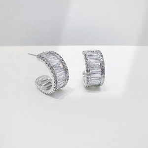 Boucles d'oreilles pendantes de luxe en argent sterling 925 plaqué or, zircon taille baguette géométrique, pour femme, idéales pour les fêtes et mariages. - Product Image 3