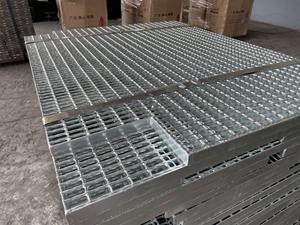 Peldaños de Escalera de Rejilla de Acero Inoxidable Galvanizado en Caliente, Tamaño Personalizado, Q235B, Anticorrosión, Antideslizante, Placa de Seguridad para Edificios - Product Image 2