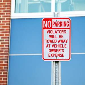 لافتة معدنية مخصصة للسلامة المرورية عاكسة للضوء بتصميم مربع تحمل عبارة 'ممنوع الوقوف' و'ممنوع التدخين' - Product Image 6