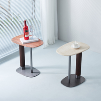 Table d'appoint moderne en travertin naturel en forme de C, plateau en marbre rouge crème, sur pieds en bois cannelé, pour canapé ou comme table basse.