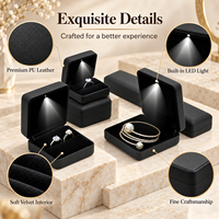 Boîte à bijoux de luxe moderne en cuir PU avec logo personnalisé, faite à la main, doublure en velours LED, design carré, étui de rangement pour bijoux