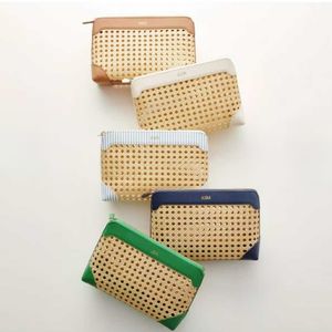 Sac cosmétique en sangle de rotin de 7.5 pouces avec logo personnalisé sac de maquillage en maille de bambou de style vintage sac de transport de plage fait à la main avec coin en PU - Product Image 1