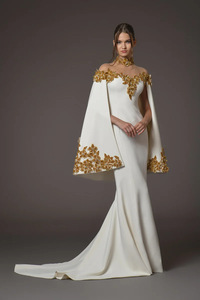 A12263 Nouvelle Arrivée <span class=keywords><strong>Robe</strong></span> de Mariée Longue à Broderies Florales 3D et Paillettes Faites à la Main, Style Célébrité, avec Cape, Longueur Ras du Sol - Product Image 2
