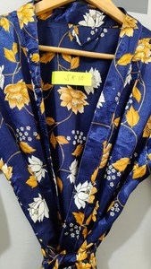 เสื้อคลุมผ้าซาตินพิมพ์ลายดอกไม้สำหรับผู้หญิง แขนสามส่วน คอวี ยาวเต็มตัว เรียบลื่น ผ้าไหมแท้ 100% ปิดด้วยเชือกผูก เหมาะสำหรับใส่ในฤดูใบไม้ผลิ - Product Image 6