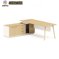 Bureau de direction moderne en forme de L avec armoire de rangement, tiroirs, passe-câbles et plateau en bois grainé