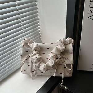 Un encuentro romántico entre dulces lunares y elegantes lazos. Bolso de mujer, material suave y pliegues elegantes - Product Image 4