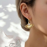 Boucles d'oreilles tendance en forme de feuille de Ginkgo, dorées et argentées, avec breloque feuille, créoles côtelées et cristaux carrés sertis, pour femme, style soirée