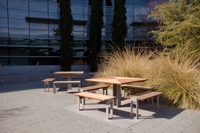 Elegante Mesa Cuadrada para Exteriores con Banco a Juego, Tablero de Madera Maciza, Estructura Metálica, Resistente, Juego de Asientos para Jardín, Parque o Camping, para Todas las Estaciones