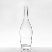Bouteille de vodka, bouteille blanche givrée, verre mat, verre à spiritueux, verre à vin transparent, forme personnalisée
