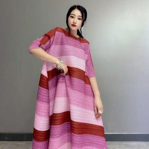 ชุดเดรสชีฟองทรงเอไลน์สำหรับผู้หญิงไซส์ใหญ่ ลายทางไล่สี แต่งผ้าแบบแพทช์เวิร์ค  ความยาวระดับเข่า  ใส่สบายๆ  รักษ์โลก  ผลิตตามแบบ ODM  ใส่ได้ทุกวัน  100% - Product Image 3