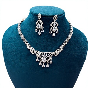 Ensemble collier et boucles d'oreilles en cristal plaqué argent avec pierres taillées en forme de poire, design végétal classique pour femmes, bijoux de mariage - Product Image 4