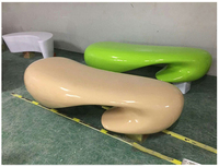 Banc de repos extérieur aux courbes élégantes Y1002 – Chaises artistiques et esthétiques pour espaces publics et paysagers, idéales pour la détente