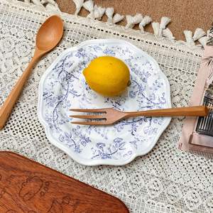 Assiette en céramique écologique bleue gaufrée style français vintage, motif dentelle coloré, pour restaurant, cuisine, dessert, petit-déjeuner, événement, photographie - Product Image 4