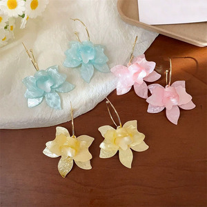 Brincos de Argola Boêmios Elegantes com Design de Flor em Acrílico e Banho de Ouro para Mulheres em Casamentos - Product Image 2