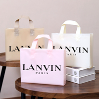 Sacs en PE de luxe personnalisés avec logo, poignée découpée durable et impression flexo pour boutique de vêtements