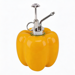 Vente en gros de flacons pulvérisateurs en céramique jaune poivron personnalisés avec pompe métallique, <span class=keywords><strong>pulvérisateur</strong></span> d'eau vintage pour plantes, en vrac - Product Image 3