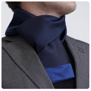 Écharpe tricotée bleu marine exclusive Exve avec pois bleus, design classique double face AE3469 - Product Image 2