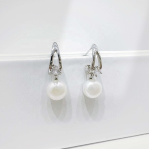 Pendientes geométricos de plata de ley 925 al por mayor, pendientes de perlas de agua dulce con circonita y baño de rodio, únicos para damas, ideales para bodas. - Product Image 3