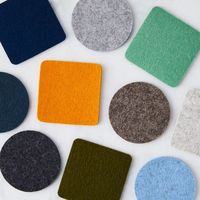 Ensemble de dessous-de-plat et sous-verres en feutre lavable de haute qualité, style tendance, avec logo en cuir personnalisé pour la maison et les restaurants