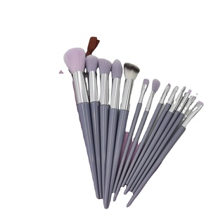 Offre Spéciale : Ensemble de 13 Pinceaux de Maquillage Professionnels en Fibres Synthétiques Vertes avec Pinceaux à Paupières et Trousse par Colorful Medium - Product Image 3