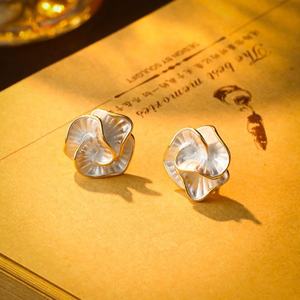 Boucles d'oreilles en or plaqué zircon géométrique blanc pour femmes Xiaoxiangfeng, exquises, polyvalentes, luxueuses, édition coréenne tendance - Product Image 5