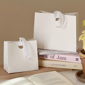 Sacs cadeaux en papier kraft de luxe écologiques en gros pour fabricants avec gaufrage, portables, personnalisables, deux tailles, ruban - Product Image 5