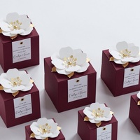 Boîtes à dragées bordeaux avec décoration florale pour mariage, fête nuptiale, baptême, anniversaire et célébration.