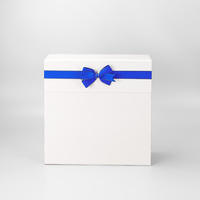 Boîte cadeau carrée pliable de luxe nacrée, bleu et blanc, avec nœud en satin, en papier rigide, deux tailles M et L, personnalisable avec pelliculage mat