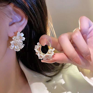 Pendientes de flor blanca de resina romántica dulce para mujer, pendientes de racimo de flores de perlas de imitación elegantes a la moda, accesorios de joyería <span class=keywords><strong>Pai</strong></span> - Product Image 3