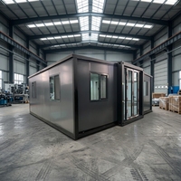 Maison préfabriquée extensible en acier avec fenêtres, idéale pour usage commercial (centre commercial) ou bureau à domicile, fabriquée à partir de panneaux sandwich.