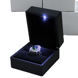 Blanco Caja De Regalo Mockup Sobre Fondo Morado Brillo De Luz Rosada Colores Suaves Rosa Brillar Estrellas Arco Iris Image319234837