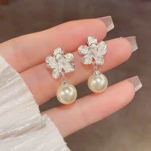 Pendientes Colgantes Vintage de Plata con Placa, Flor, Esmalte y Perla para Mujer, Joyas Elegantes al por Mayor - Product Image 1