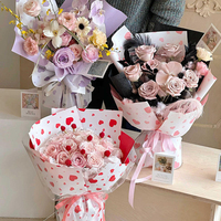 Papier d'emballage en rouleau en plastique imperméable pour fleuriste, motif cœur rouge, style bouquet de fleurs de créateur coréen, fournitures florales pour emballage cadeau