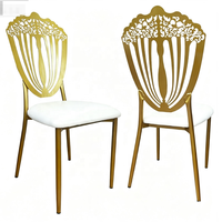 Chaise d'événement à structure métallique dorée, dossier éventail ajouré, assise rembourrée en similicuir blanc, mobilier de fête moderne