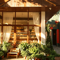 Vitrine de présentation de pâtisseries sur mesure avec éclairage LED/design intérieur de boulangerie