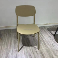 Chaise en plastique empilable, légère, ergonomique et moderne pour salon, salle à manger, bureau et bar – Vente en gros, durable et élégante