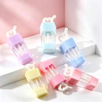 Tube de brillant à lèvres carré avec anneau de suspension en forme de cœur, design ondulé, fenêtre transparente, applicateur floqué 5ml, emballage cosmétique